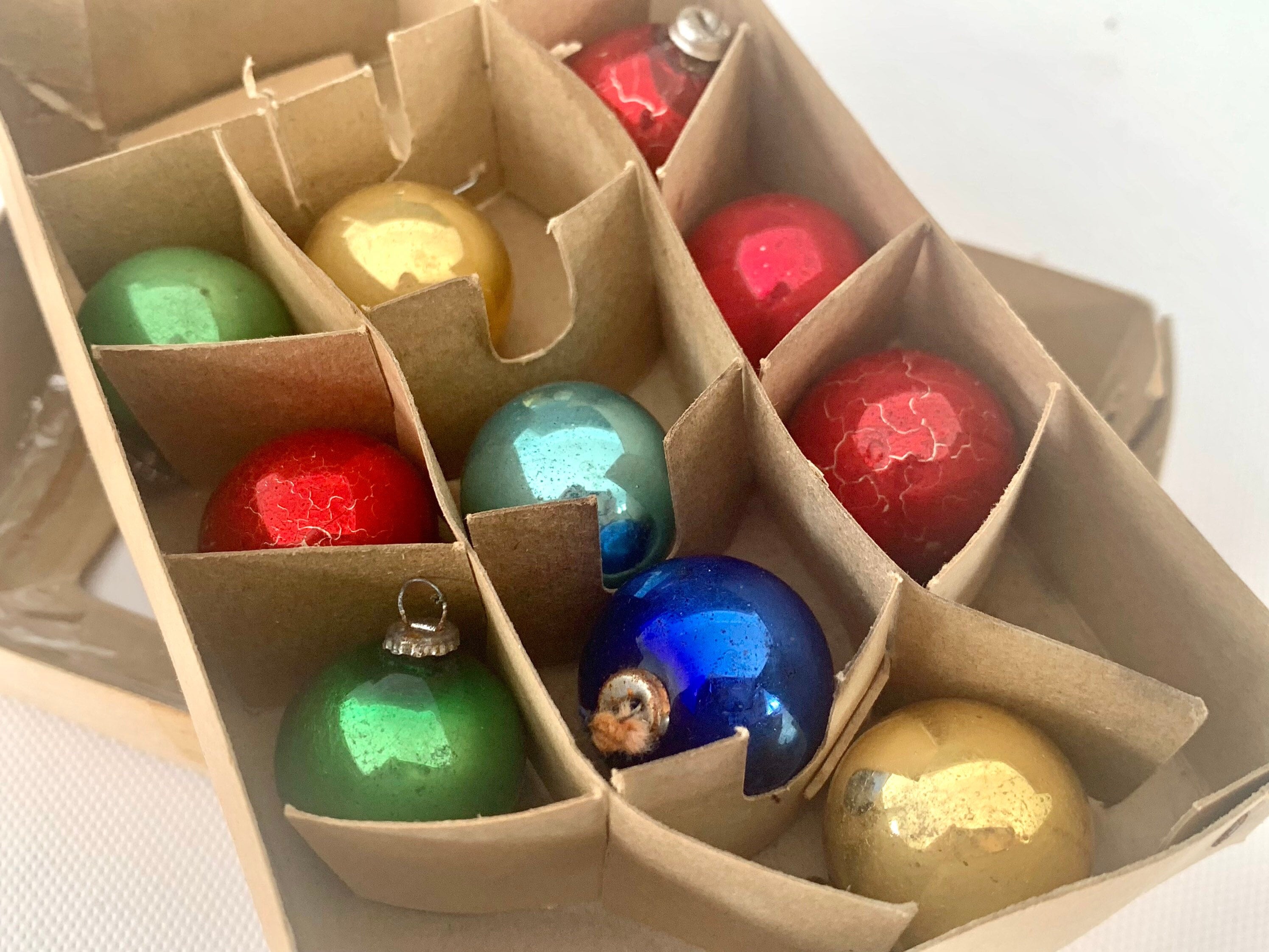 15 Boules De Noël Anciennes - Verre églomisé / Mercurisé - Couleurs Variées - Vintage