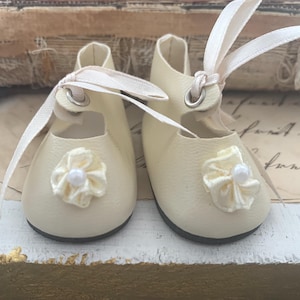Monique, Vintage Doll Shoes - Creamy White Lace Up Shoes