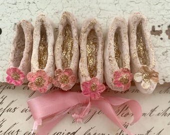 Collection de chaussons de danse roses en papier mâché, chaussures à l'échelle miniature faites main