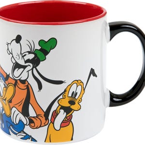 Pu&ograve; includere: Tazza in ceramica bianca con i personaggi Disney Pippo, Paperino e Pluto. La tazza ha l'interno rosso, un manico nero e una finitura lucida. I personaggi sono in colori vivaci, un oggetto divertente e da collezione.