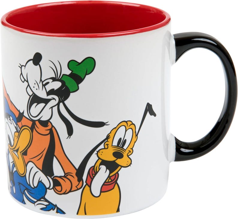 Pu&ograve; includere: Tazza in ceramica bianca con i personaggi Disney Pippo, Paperino e Pluto. La tazza ha l'interno rosso, un manico nero e una finitura lucida. I personaggi sono in colori vivaci, un oggetto divertente e da collezione.