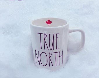 Rae Dunn TRUE NORTH- Tazza canadese