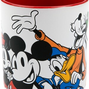 Pu&ograve; includere: Tazza in ceramica bianca con Topolino, Minnie, Paperino e Pippo. La tazza ha l'interno rosso ed &egrave; decorata con illustrazioni di personaggi dei cartoni animati colorati. Un oggetto divertente e da collezione.