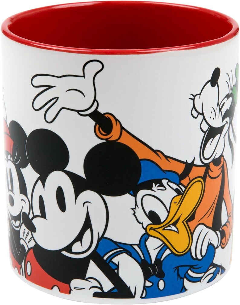Pu&ograve; includere: Tazza in ceramica bianca con Topolino, Minnie, Paperino e Pippo. La tazza ha l'interno rosso ed &egrave; decorata con illustrazioni di personaggi dei cartoni animati colorati. Un oggetto divertente e da collezione.