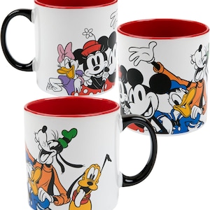 Pu&ograve; includere: Tazze in ceramica bianca con manici neri e interni rossi. Ogni tazza presenta un diverso design di personaggi Disney, tra cui Topolino, Minnie, Paperino, Paperina, Pippo e Pluto. Le tazze sono decorate con illustrazioni di cartoni animati colorati.