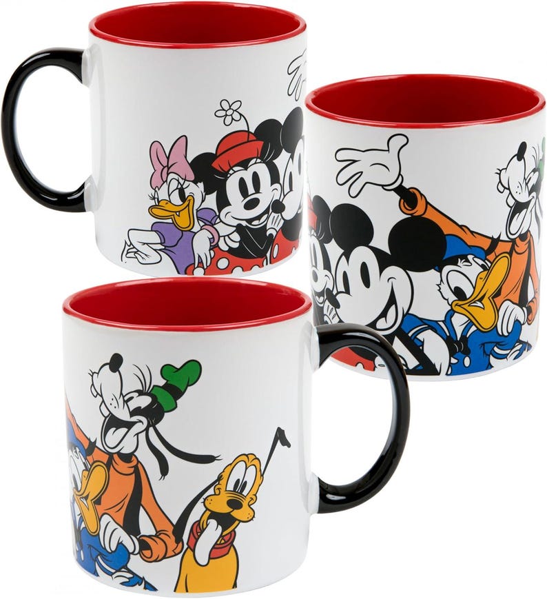 Pu&ograve; includere: Tazze in ceramica bianca con manici neri e interni rossi. Ogni tazza presenta un diverso design di personaggi Disney, tra cui Topolino, Minnie, Paperino, Paperina, Pippo e Pluto. Le tazze sono decorate con illustrazioni di cartoni animati colorati.