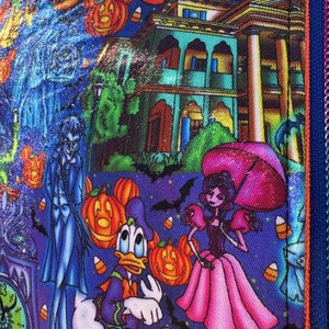 Może przedstawiać: Kolorowa tkanina o tematyce Halloween z postaciami z kresk&oacute;wek, dyniami i nawiedzonym domem. Projekt zawiera Kaczora Donalda, kobietę z r&oacute;żowym parasolem i zegar. Tkanina ma niebieskie tło z pomarańczowymi, fioletowymi i zielonymi akcentami.