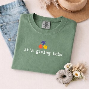 Camiseta "It's Giving BCBA", Camiseta de Analista de Comportamiento, Camiseta BCBA, Camiseta de Autismo, Regalo de Terapia ABA, Camiseta Behavior Tech Comfort Colors, Regalo de Graduación BCBA
