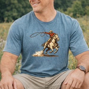 🤠 Houston Rodeo 2026 Shirt – Comfort Colors® 1717
Get rodeo-ready in true Texas style 🤎⭐
This Houston Rodeo 2026 Shirt is made for western moms, cowgirls, and rodeo lovers who live for boots, bucking horses, and arena nights.
With its retro southwestern vibe, this tee is perfect for rodeo season, country concerts, and everyday western fashion.

Features a vintage-inspired western graphic with bold rodeo energy — perfect for Houston Rodeo outfits, cowgirl aesthetics, and wild west vibes.
