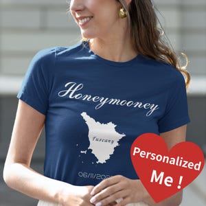 Honeymooney Toskana Flitterwochen Shirt, personalisiertes Paar Reise T-Shirt mit Karte, Individuelles Hochzeits- oder Jubiläumsgeschenk