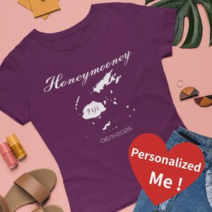 Honeymooney Fidschi Flitterwochen Shirt, personalisiertes Paar Reise T-Shirt mit Karte, individuelles Hochzeits- oder Jubiläumsgeschenk