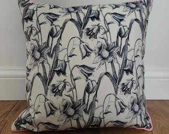 Housse de coussin florale dessinée à la main - Jonquilles et tulipes printanières