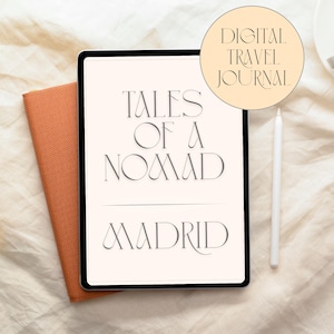 Könnte beinhalten: Ein Tablet zeigt ein digitales Reisetagebuch mit dem Text Tales of a Nomad Madrid in einer Serifenschrift. Ein runder beiger Aufkleber mit dem Text Digital Travel Journal befindet sich in der Ecke. Ein weißer Eingabestift liegt neben dem Tablet.