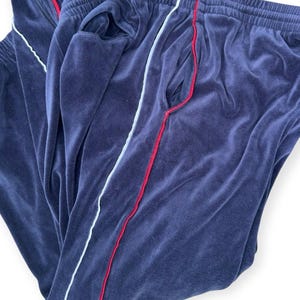 Conjunto deportivo vintage Y2K de Fila de terciopelo, talla XXL, chaqueta y pantalón con cremallera completa en rojo, blanco y azul. imagen 11
