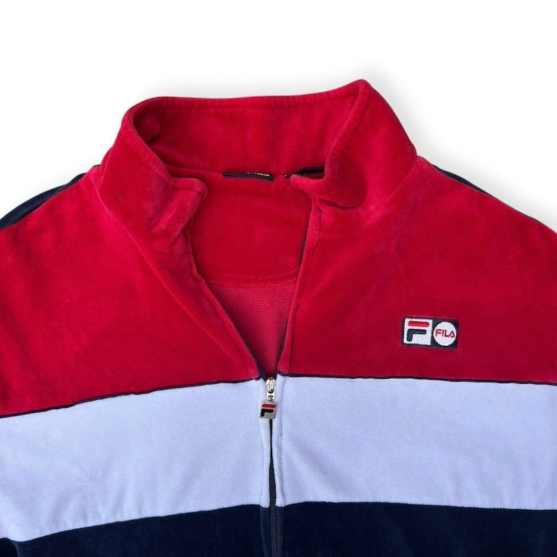 Conjunto deportivo vintage Y2K de Fila de terciopelo, talla XXL, chaqueta y pantalón con cremallera completa en rojo, blanco y azul. imagen 7