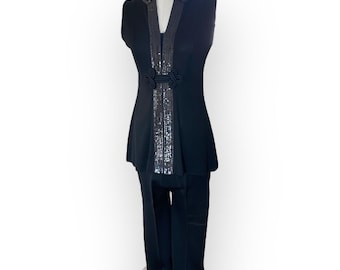 Ensemble deux pièces glamour vintage années 1970, composé d'un haut sans manches et d'un pantalon large à sequins noirs. Taille 12.