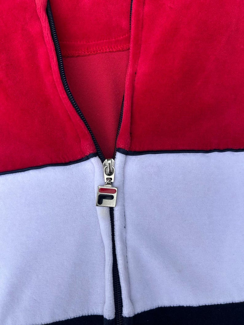 Conjunto deportivo vintage Y2K de Fila de terciopelo, talla XXL, chaqueta y pantalón con cremallera completa en rojo, blanco y azul. imagen 20