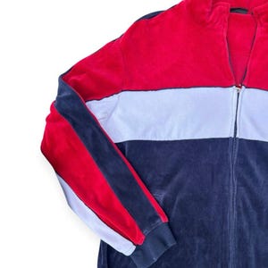 Conjunto deportivo vintage Y2K de Fila de terciopelo, talla XXL, chaqueta y pantalón con cremallera completa en rojo, blanco y azul. imagen 4