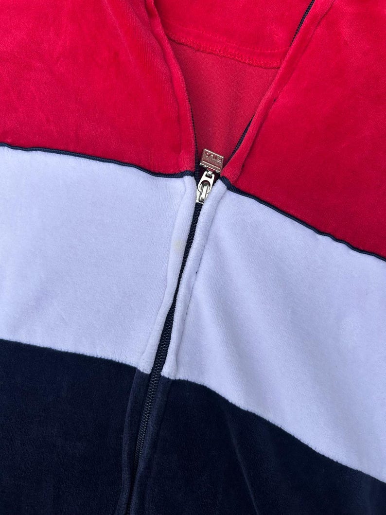Conjunto deportivo vintage Y2K de Fila de terciopelo, talla XXL, chaqueta y pantalón con cremallera completa en rojo, blanco y azul. imagen 18