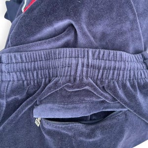 Conjunto deportivo vintage Y2K de Fila de terciopelo, talla XXL, chaqueta y pantalón con cremallera completa en rojo, blanco y azul. imagen 15