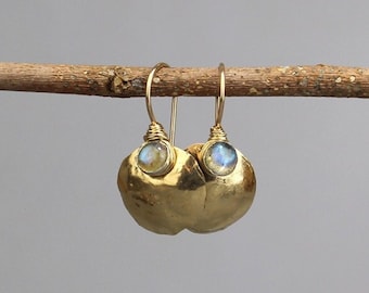 Gouden schijf oorbellen, labradoriet oorbellen, gehamerde oorbellen, kleine drop oorbellen, vintage stijl oorbellen, labradoriet sieraden, minimalistisch