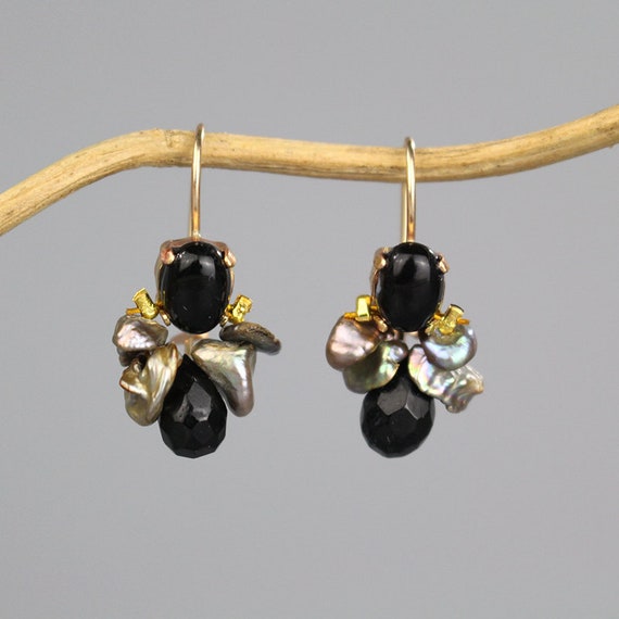 Green - Golden Plated Seep Pearl & Onyx Natural Stone Earrings 05 main image 1