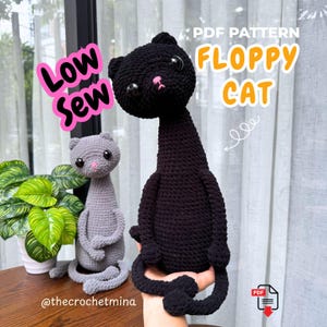 Könnte beinhalten: Zwei gehäkelte Katzenspielzeuge, eines schwarz und eines grau, mit langen Hälsen, runden Köpfen und großen schwarzen Sicherheitsaugen mit rosa gestickten Nasen. Der Text auf dem Bild lautet Low Sew PDF PATTERN FLOPPY CAT und thecrochetmina.