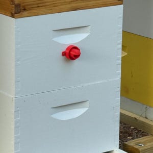 Upper Bee Hive Entrance with Protective Cap – Durable Beekeeping Tool for Hive Ventilation & Pest Prevention
