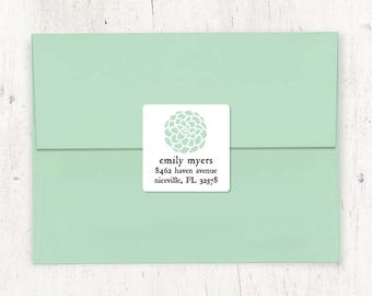 Puede incluir: Una etiqueta de dirección de devolución cuadrada blanca con un diseño floral verde claro. El texto dice "emily myers, 8462 haven avenue, niceville, FL 32578".