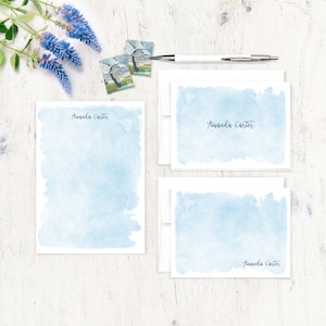 Puede incluir: Conjunto de tres tarjetas de notas de acuarela azul con el nombre "Amanda Carter" impreso en cada tarjeta.