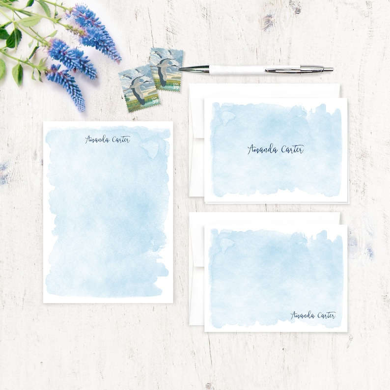 Puede incluir: Conjunto de tres tarjetas de notas de acuarela azul con el nombre "Amanda Carter" impreso en cada tarjeta.
