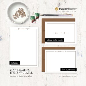 K&ouml;nnte beinhalten: Ein Set personalisierter Briefpapier mit dem Namen "Benjamin McCoy" in brauner Schrift. Das Set enth&auml;lt einen Notizblock, gefaltete Notizkarten und flache Notizkarten. Die Notizkarten sind wei&szlig; mit braunem Rand und der Notizblock ist wei&szlig; mit einer braunen Linie oben.