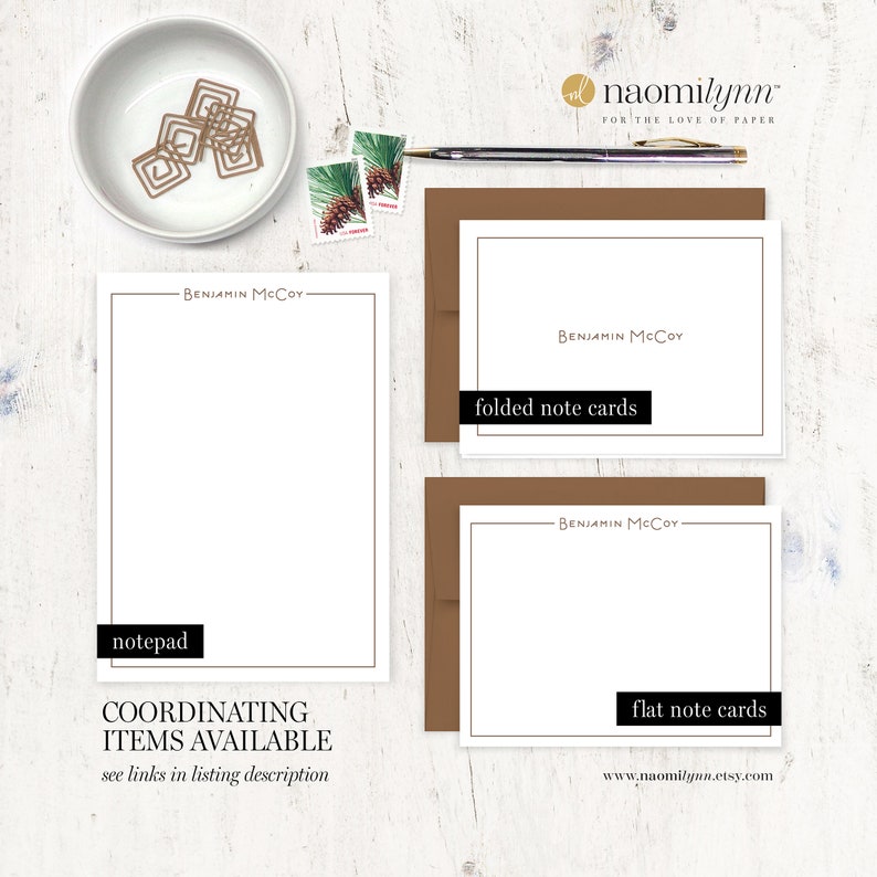 K&ouml;nnte beinhalten: Ein Set personalisierter Briefpapier mit dem Namen "Benjamin McCoy" in brauner Schrift. Das Set enth&auml;lt einen Notizblock, gefaltete Notizkarten und flache Notizkarten. Die Notizkarten sind wei&szlig; mit braunem Rand und der Notizblock ist wei&szlig; mit einer braunen Linie oben.