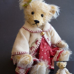 Può includere: Un orsacchiotto fatto a mano con pelliccia color crema e un vestito rosso a pois. L'orso indossa una giacca color crema con cuciture rosse e un bottone dorato. Un piccolo fiocco verde adorna la sua testa. Orsacchiotto vintage.