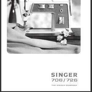 Puede incluir: Una imagen en blanco y negro de una máquina de coser Singer 706/726. La máquina está sobre una superficie blanca con un patrón floral. La máquina tiene una canilla blanca y una aguja negra.