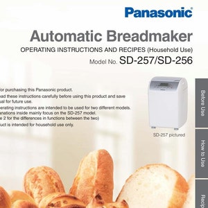 Puede incluir: Una máquina de pan Panasonic blanca con una pantalla digital y un panel de control. La máquina de pan se muestra junto a una cesta de pan recién horneado, que incluye hogazas, bollos y croissants. El texto "Automatic Breadmaker" y "SD-257/SD-256" está impreso en la página.