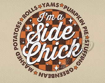 Può includere: Un design rotondo a scacchi arancione e marrone con il testo "I'm a Side Chick" in bianco. Il cerchio è circondato dal testo "MASHED POTATOES * ROLLS * YAMS * PUMPKIN PIE * STUFFING * GREENBEAN" in bianco.