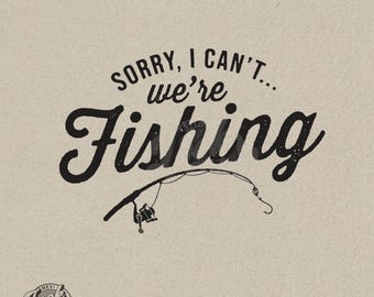 Diseño divertido de camiseta de pesca: Lo siento, no podemos, estamos pescando (archivo digital PNG)