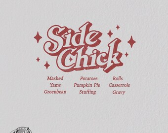 Può includere: Grafica rossa con le parole "Side Chick" in un font retrò, con un elenco di contorni sottostante. L'immagine include anche il testo "Mashed, Yams, Greenbean, Potatoes, Pumpkin Pie, Stuffing, Rolls, Casserole, Gravy".