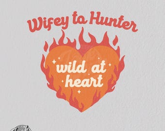 Divertida imagen PNG de una esposa cazadora: Esposa de cazador, salvaje de corazón (Descarga digital)