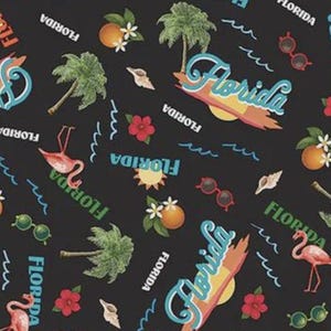 Puede incluir: Tela negra con un patrón repetido de ilustraciones con temática de Florida. El diseño incluye la palabra "Florida", junto con imágenes de flamencos, palmeras, naranjas, gafas de sol y flores.