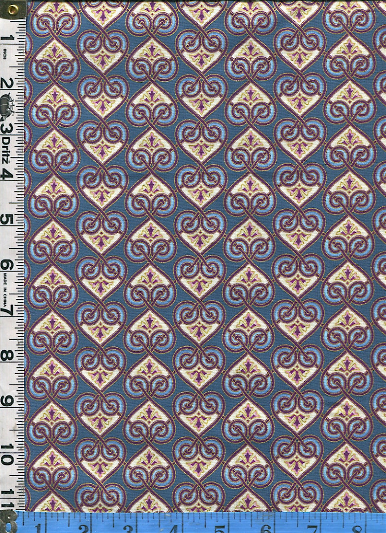 Puede incluir: Primer plano de una tela estampada con un dise&ntilde;o repetitivo. El patr&oacute;n presenta formas interconectadas en forma de coraz&oacute;n en tonos de azul, blanco, morado y dorado. La tela mide aproximadamente 28 cm de largo, como indica la cinta m&eacute;trica.