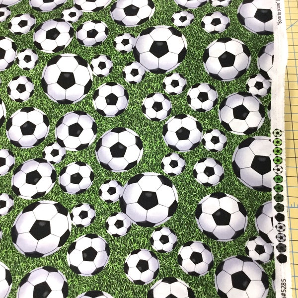 Fabric StudioE Soccer Balls Futbol Football gegooid op groen gras achtergrond teamsporten 100% katoen