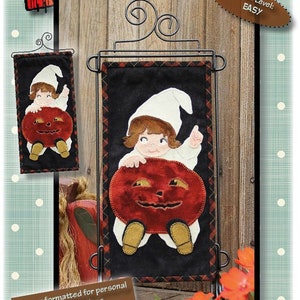 Könnte beinhalten: Ein Filz-Applikationsmuster für einen 15,24 x 30,48 cm großen Wandbehang mit einem Geist, der eine Kürbislaterne hält. Das Muster trägt den Titel "Little Ghost" und ist als "Einfach" gekennzeichnet. Das Muster ist für persönliche Schneidemaschinen formatiert. Der Text "Patch Abilities, Inc." ist ebenfalls im Bild enthalten.