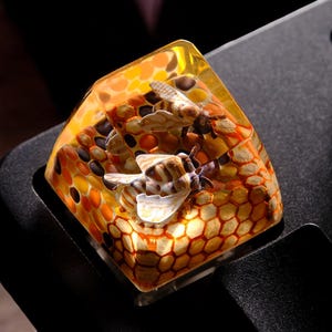 Gelbe Biene Artisan Tastenkappen, Anime Harz Tastenkappe, Benutzerdefinierte Harz Tastenkappe, ESC-Tastenkappe für Cherry MX Tastatur, Tastenkappen-Set, handgemachtes Geschenk für ihn