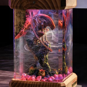 Lamp Xeno.morph Lamp Resin Epoxy, Alien Resin Lamp Wood, Custom Night Light, Table Diorama Lamp, Handmade gift for Him, Halloween gifts