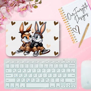 Pode incluir: Um tapete de rato branco com uma imagem de desenho animado do Bugs Bunny e da Lola Bunny. O fundo é branco com corações castanhos e bege.