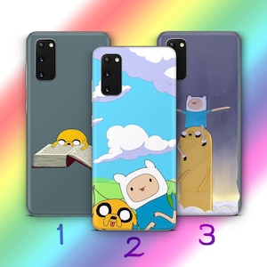 Puede incluir: Tres fundas de teléfono diferentes con personajes de la serie animada Adventure Time. La primera funda presenta a Finn el Humano leyendo un libro. La segunda funda presenta a Finn y Jake el Perro. La tercera funda presenta a Finn y Jake volando por el aire.