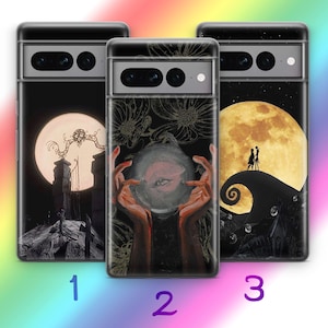 Può includere: Tre custodie per telefono con design diversi. La prima custodia presenta un'illustrazione in bianco e nero di una luna e un edificio. La seconda custodia presenta un'illustrazione in bianco e nero di una mano che tiene una sfera di cristallo. La terza custodia presenta un'illustrazione in bianco e nero di una luna e una silhouette di una coppia.