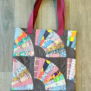 Bolsa de colcha vintage: grande bolsa marrom de patchwork